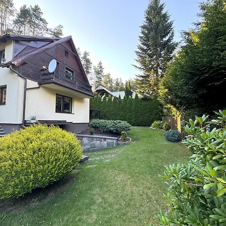 Nad Jeziorem Trzechowskim W Lesie Letniskowy Na Wsi Ferienhaus *