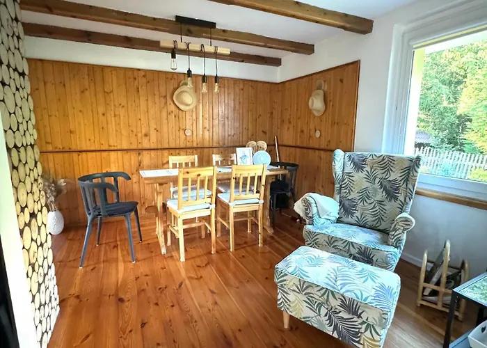 Nad Jeziorem Trzechowskim W Lesie Letniskowy Na Wsi Semesterbostad